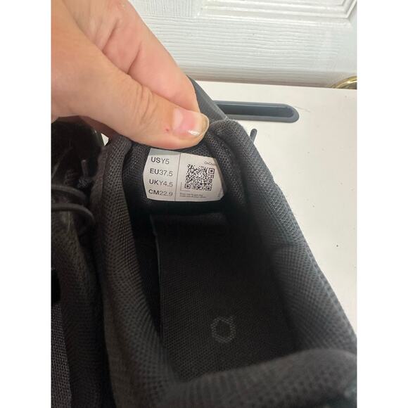 On Cloud Sky Youth Sz 5 All Black Sneakers Running Shoes - Nice, Light Tread Use - Picture 6 of 8